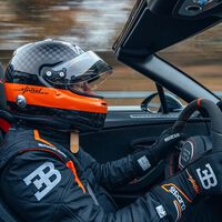 El Bugatti W16 Mistral se acaba de convertir en el descapotable más rápido del mundo: 14 millones de euros a 454 km/h sin techo pero con casco