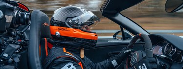 El Bugatti W16 Mistral se acaba de convertir en el descapotable más rápido del mundo: 14 millones de euros a 454 km/h sin techo pero con casco