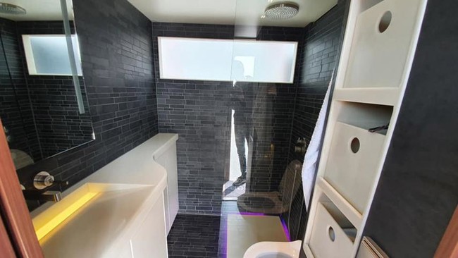 Este camión camperizado con garaje y baño de piedra natural es un