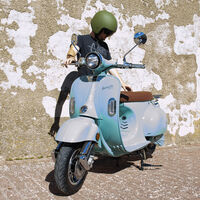 Este scooter eléctrico español tiene 100 km de autonomía y es válido para el carnet AM, por un precio muy competitivo de 2.995 euros 