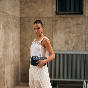 10 vestidos blancos de Zara y Stradivarius que dicen adiós a los colores y son muy elegantes 