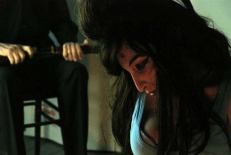 Exhiben la figura de Amy Winehouse asesinada