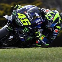 Valentino Rossi supera su mayor racha de carreras sin victorias el día que volvió a luchar por el podio