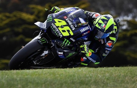 Valentino Rossi supera su mayor racha de carreras sin victorias el día que volvió a luchar por el podio