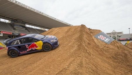 Carlos Sainz presenta su coche mientras los X-Games de Barcelona calientan motores