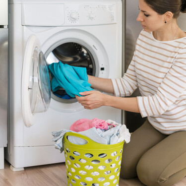 No es de Vileda, pero es muy práctico los días de lluvia: así es el tendedero plegable de acero inoxidable rebajado en Leroy Merlin