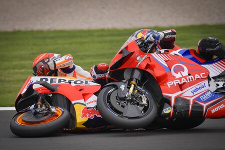 Marc Márquez se disculpa con Jorge Martín tras tirarlo en Silverstone: "He intuido mal la situación"