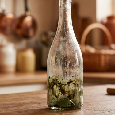 Cómo limpiar botellas de vidrio por dentro sin cepillo: elimina el sarro verde con arroz y bicarbonato en minutos