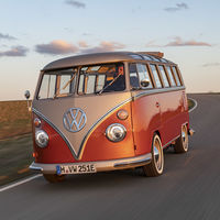 Volkswagen ya convierte las clásicas Transporter en furgonetas eléctricas y ha empezado por esta  T1 Samba de 1966