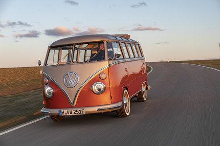 Volkswagen ya convierte las clásicas Transporter en furgonetas eléctricas y ha empezado por esta T1 Samba de 1966