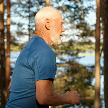 Rafael Hidalgo, entrenador personal: "Si una persona de más de 70 años camina unos 20–30 minutos unos 5 días a la semana, ya se obtienen beneficios a nivel cardiovascular, movilidad y bienestar general al caminar" 