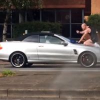 Un tipo se sube al capó de tu coche y golpea el parabrisas, ¿tú qué haces? Conducir, claro