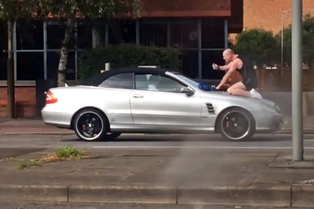 Un tipo se sube al capó de tu coche y golpea el parabrisas, ¿tú qué haces? Conducir, claro