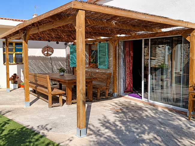 Patio Mediterraneo Bajo Pergola De Madera