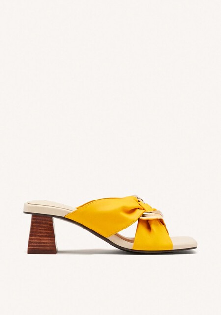 sandalias amarillas