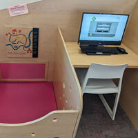 Este es el escritorio para lectores con niños que ha habilitado una biblioteca y que se ha hecho viral 