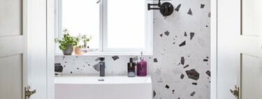 El secreto para ganar más espacio de almacenamiento en baños pequeños sin reformar