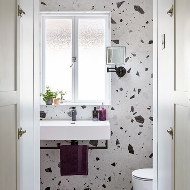 Cómo duplicar el almacenamiento de tu baño pequeño con estos cambios mínimos