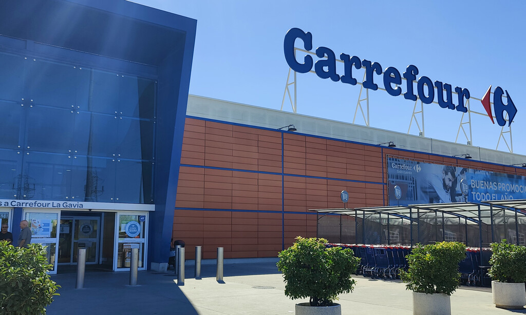 Carrefour tiene este set de dos tumbonas con sombrilla ideales para tu terraza o jardín este verano 
