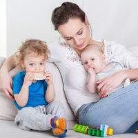 Las madres estadounidenses retrasan más su maternidad, pero también tienen más hijos 