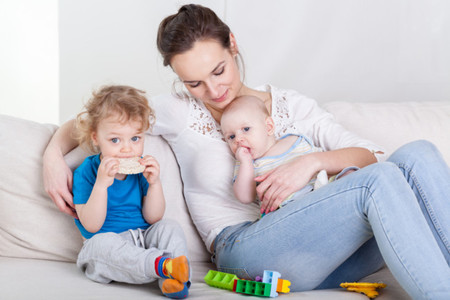 Las madres estadounidenses retrasan más su maternidad, pero también tienen más hijos