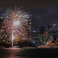 En su conquista de la Navidad el tardeo ha colado una nueva tradición en España: la "Nochevieja australiana"