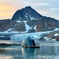 Airbnb hay millones en el mundo. Que floten y tengan osos polares como vecinos solo hay uno