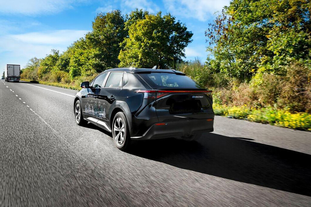 Tres kilómetros más de autonomía por kilómetro recorrido: la solución a los largos tiempos de recarga del coche eléctrico se esconde bajo el asfalto