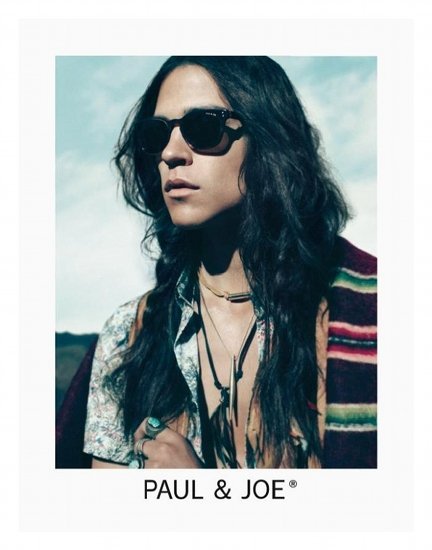 Cabello azabache y accesorios nativos para una primavera diseñada por Paul & Joe