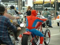 ¿Spiderman en moto, o secuelas del Carnaval?