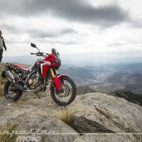 Ponemos la pierna encima a la nueva Africa Twin y descubrimos qué moto de cine es más rápida