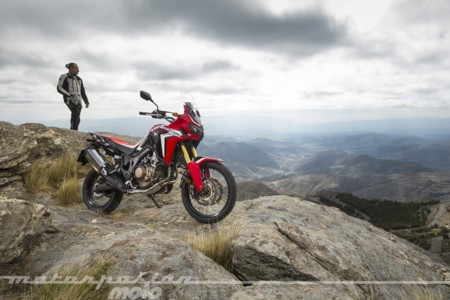 Ponemos la pierna encima a la nueva Africa Twin y descubrimos qué moto de cine es más rápida