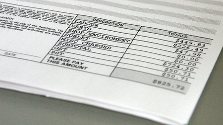 Según un informe de Consumo, cobrar por la factura en papel es una práctica abusiva
