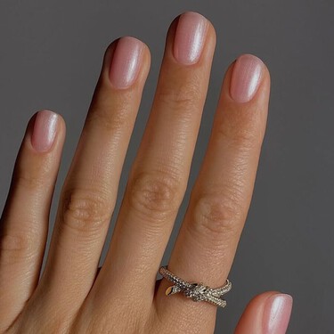 Uñas efecto perlas con la manicura más luminosa y elegante para el verano 2026