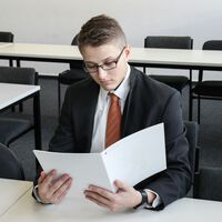 Hay empresas cambiando a la Gen Z por IA, recién graduada. Para un CEO de Amazon es "estúpido": son los empleados más baratos