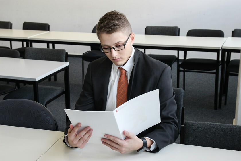 Hay empresas cambiando a la Gen Z por IA, recién graduada. Para un CEO de Amazon es "estúpido": son los empleados más baratos