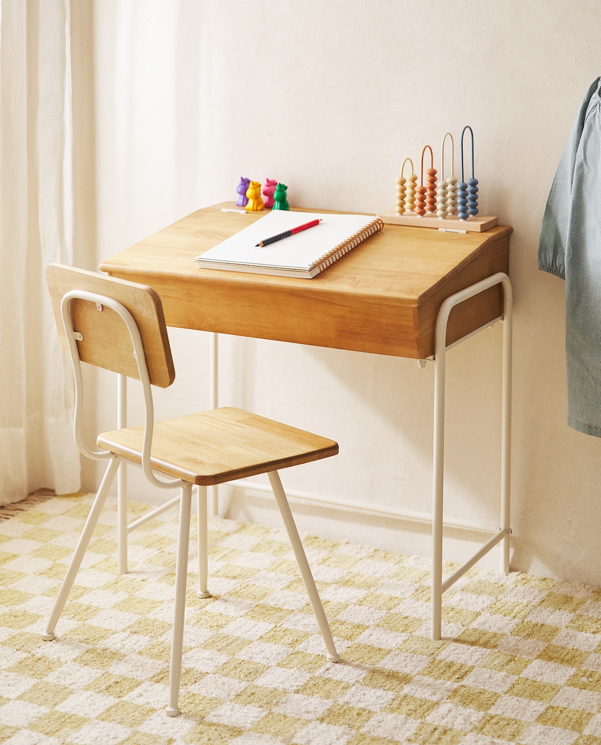 ESCRITORIO INFANTIL CON ALMACENAJE