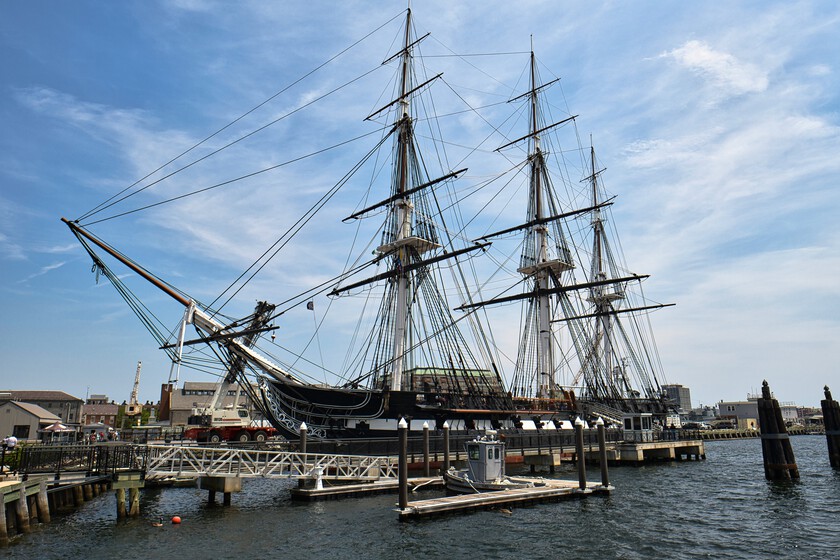 Najstarszy czynny okręt wojenny ma 225 lat, wykonany z drewna i walczący z piratami
