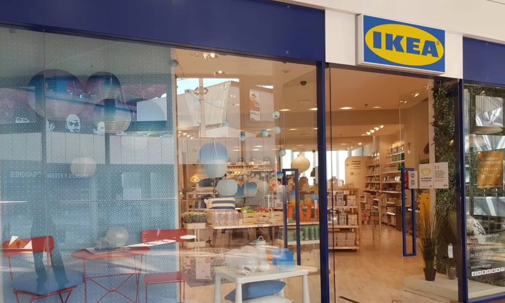 Ikea tiene un outlet en el que podemos comprar una mesa extensible barata y elegante, ideal para pisos pequeños