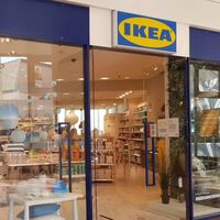 Esta mesa extensible es ideal para pisos pequeños y está a precio de chollo en el outlet de Ikea