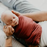 Envolver al bebé para que duerma mejor, ¿de verdad es seguro?