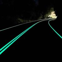 Una carretera que brilla en la oscuridad, la sencilla medicina contra los muchísimos accidentes en este puerto de montaña. Ha funcionado