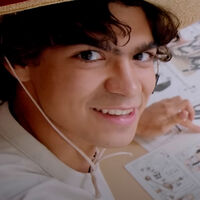 El actor principal de la serie de Netflix de One Piece viaja a Japón para visitar las oficinas de la editorial del manga y se transforma en un niño al visitar una juguetería 