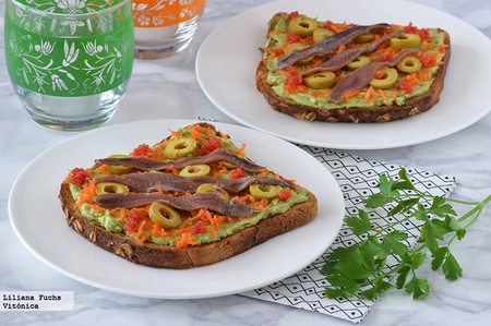 Tostas de crema de aguacate y queso con zanahoria marinada y anchoas. Receta saludable
