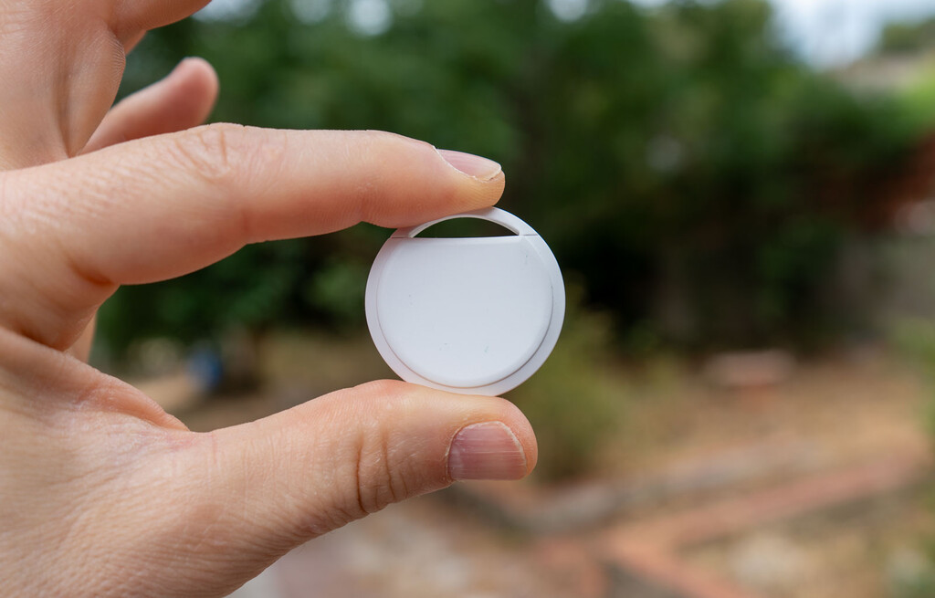 He comprado un “AirTag” para Android barato y no esperaba que funcionase tan bien con todos mis teléfonos