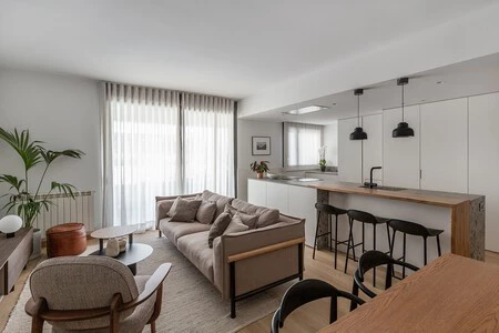 Casas reales: Luz natural, cocina abierta y mobiliario a medida, claves de esta vivienda de Barcelona