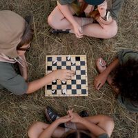 Campamento en Alcalá de Henares para jóvenes con adicción a la tecnología: "un mal uso de los dispositivos les aísla de su familia" 