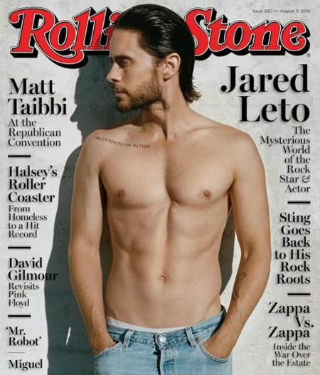 Jared Leto sin camiseta y con pelo repeinado en la portada de la Rolling Stone
