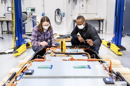 Ford fabricará sus propias baterías de estado sólido en EEUU: su objetivo, abaratar el coche eléctrico