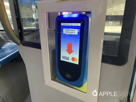 バス車内で見かける非接触決済対応のPOS。